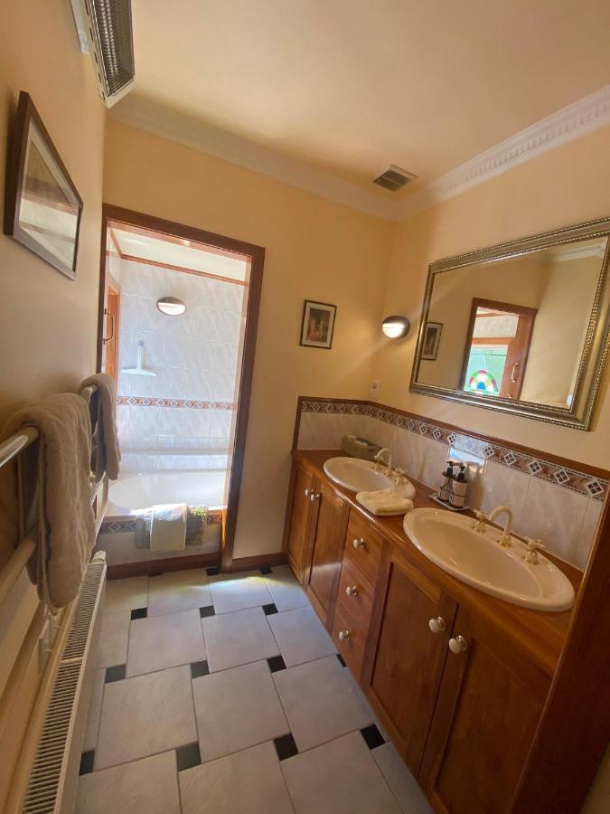Twin Totara Cottage Upper Hutt Eksteriør billede